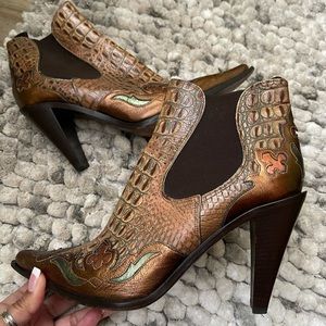 Donald J Pliner Italian leather ankle boots